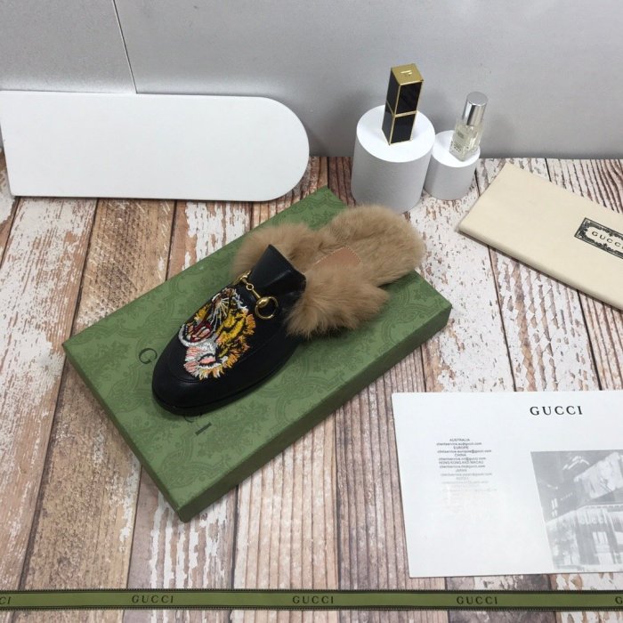 flat fur shoes, size 35-44, with box, SS70-812