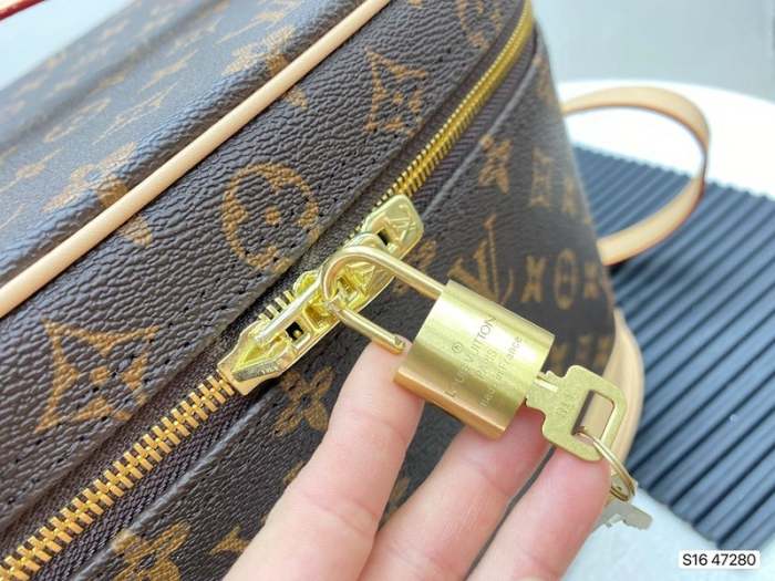 size:31*21cm split leather,AAAA,no box,Cosmetic bag，B75-2101
