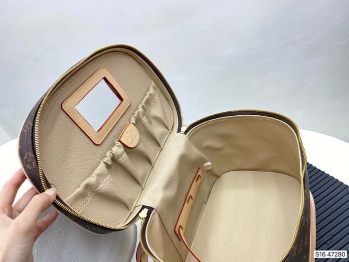 size:31*21cm split leather,AAAA,no box,Cosmetic bag，B75-2101