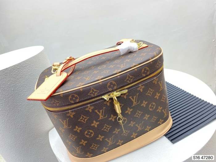 size:31*21cm split leather,AAAA,no box,Cosmetic bag，B75-2101