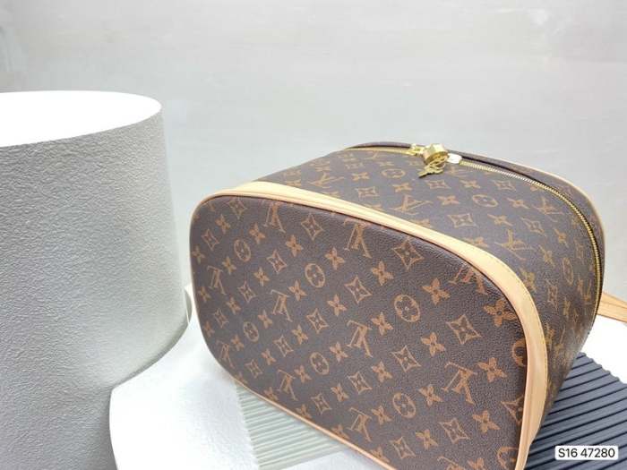 size:31*21cm split leather,AAAA,no box,Cosmetic bag，B75-2101