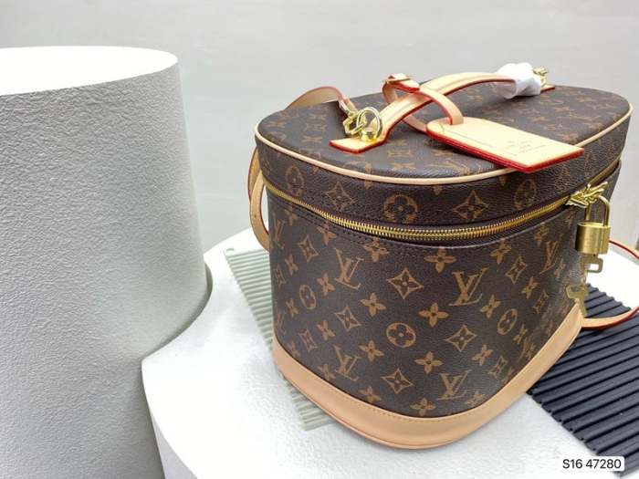 size:31*21cm split leather,AAAA,no box,Cosmetic bag，B75-2101