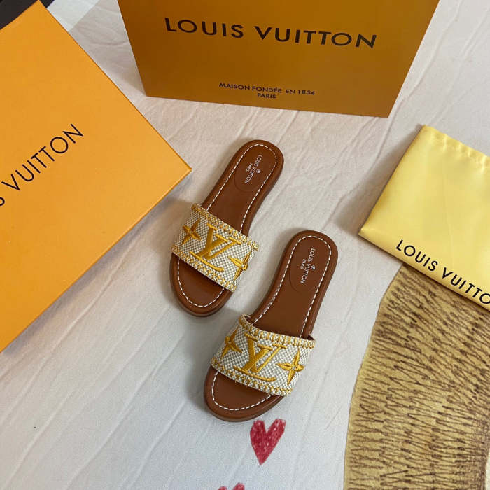 Flat leather sandals slippers , size 35-41 ,with box, SS50-923