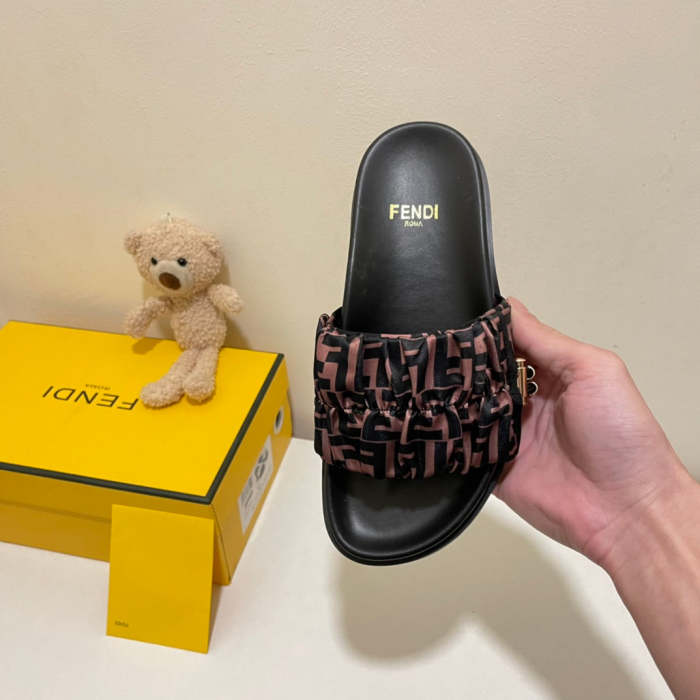 Flat leather sandals slippers , size 35-40 ,with box, SS50-924