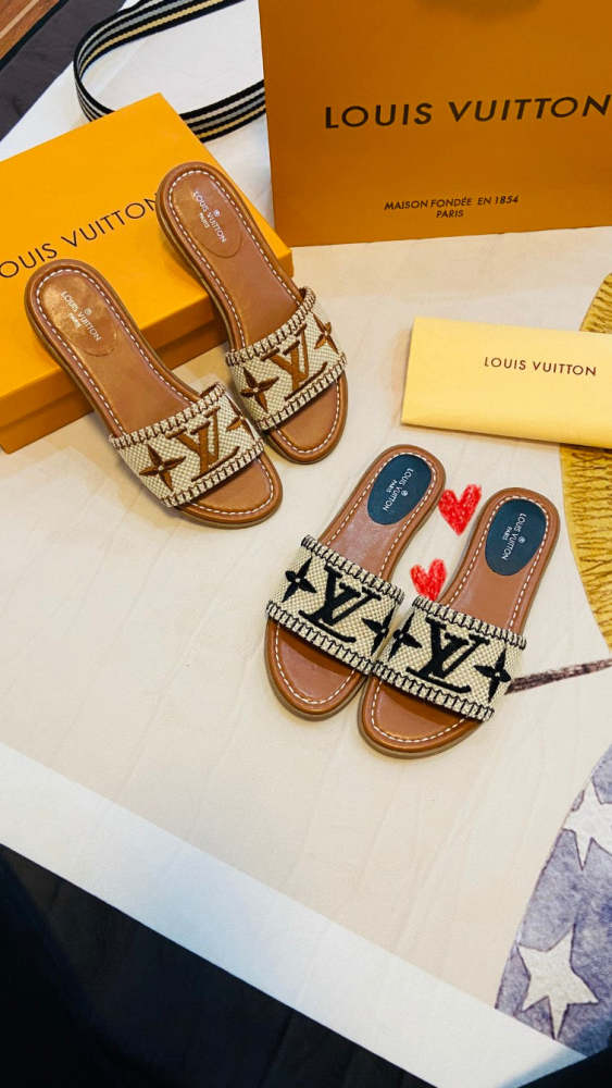 Flat leather sandals slippers , size 35-41 ,with box, SS50-917