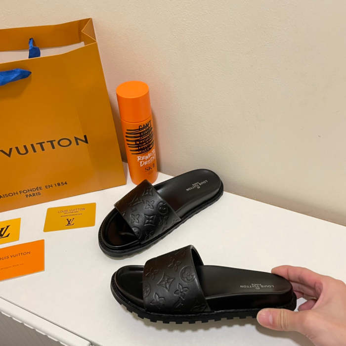 Flat leather sandals slippers , size 35-40 ,with box, SS50-940-942