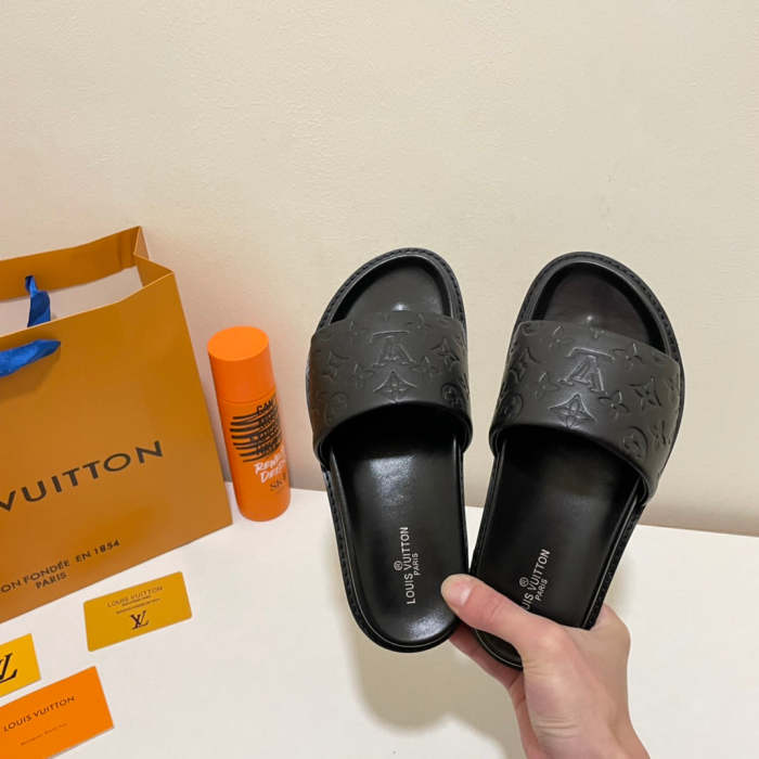 Flat leather sandals slippers , size 35-40 ,with box, SS50-940-942