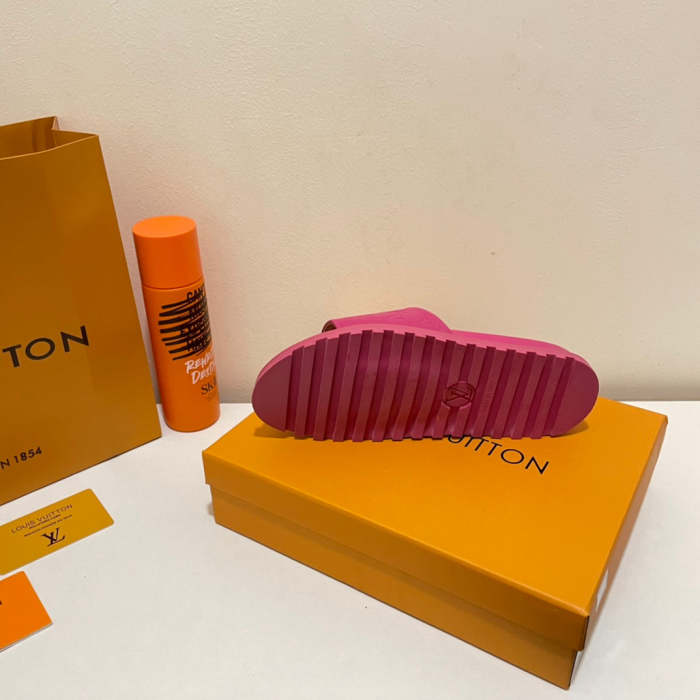 Flat leather sandals slippers , size 35-40 ,with box, SS50-940-942