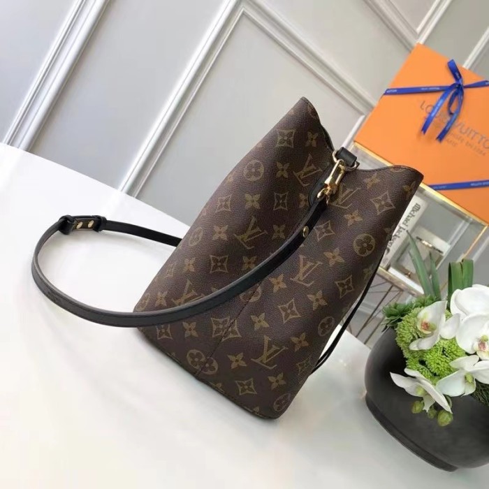 Leather bag ,AAAAA , size 26*26*17cm ,no box, B110-107