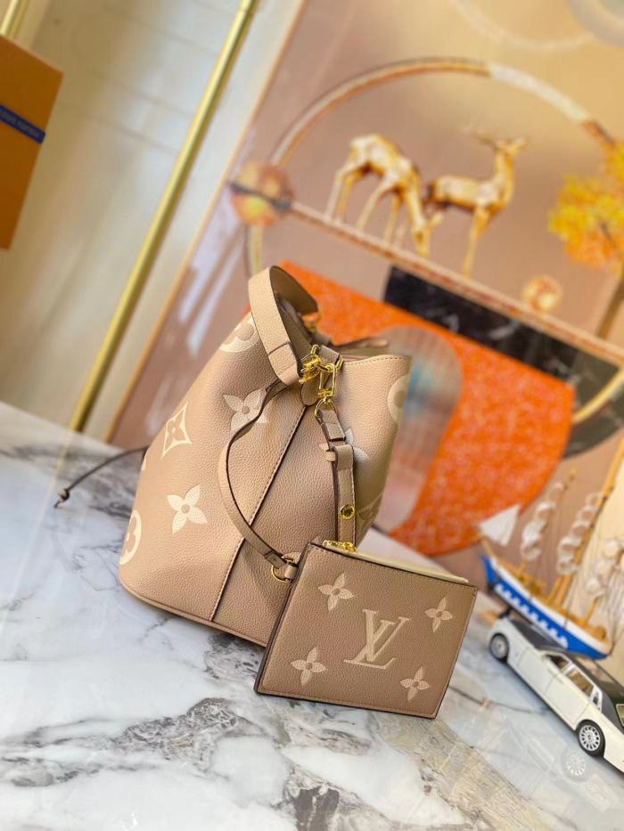 Leather bag ,AAAAA ,. size 26*26*17cm ,no box, B110-108
