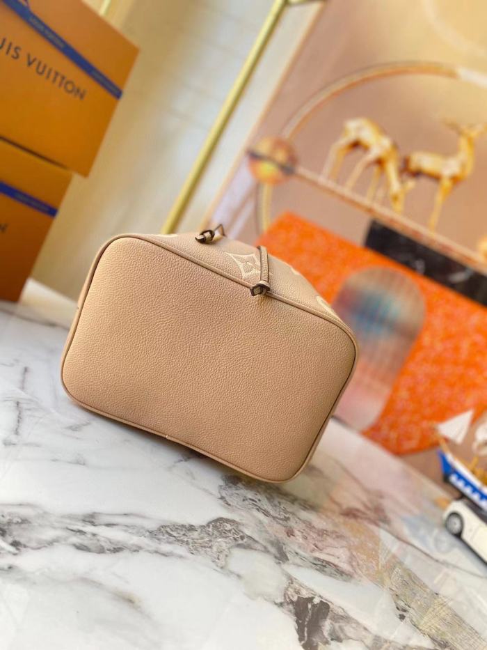 Leather bag ,AAAAA ,. size 26*26*17cm ,no box, B110-108