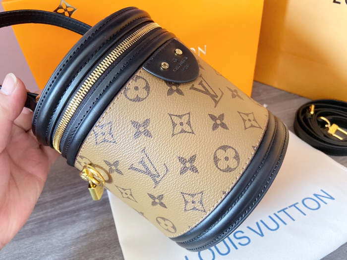 Split leather  bag , AAA, no box , size 15*20cm, B50-1807