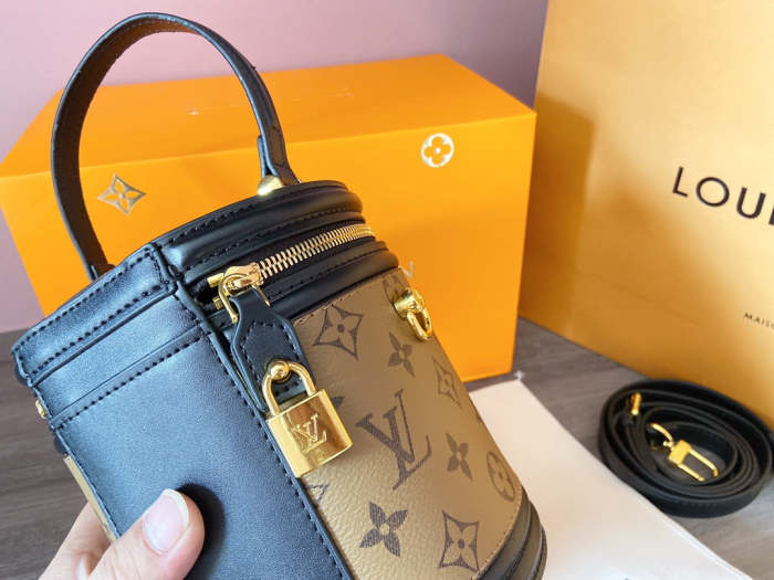 Split leather  bag , AAA, no box , size 15*20cm, B50-1807