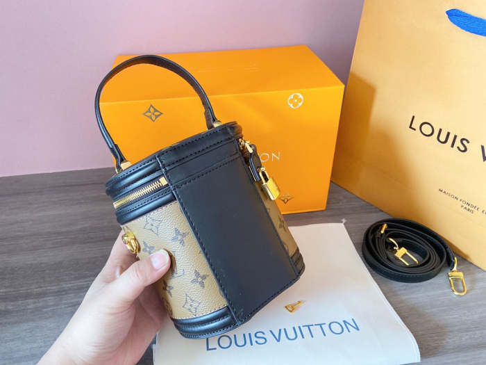 Split leather  bag , AAA, no box , size 15*20cm, B50-1807