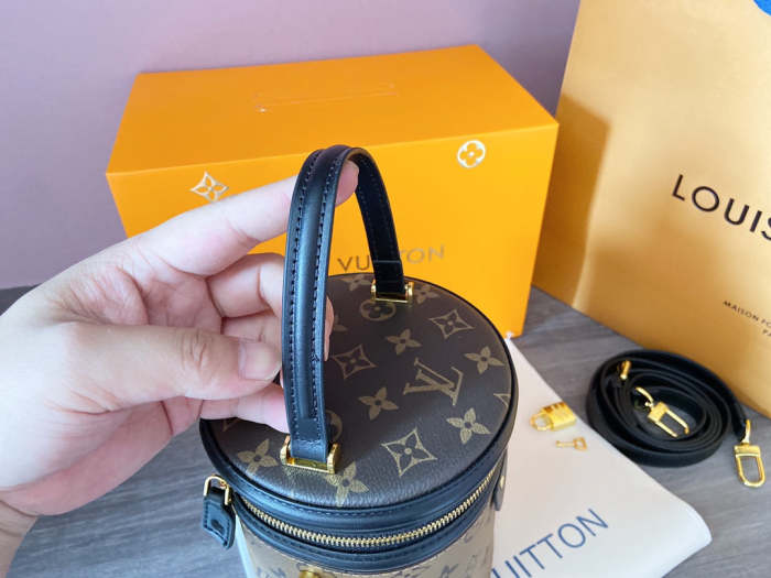 Split leather  bag , AAA, no box , size 15*20cm, B50-1807