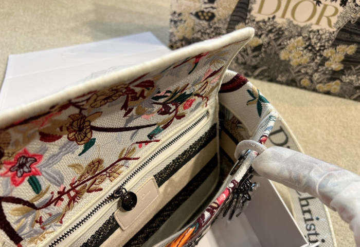 Embroidery bag ,5A , size 24cm ,no box, with the scarf, B130-41-43