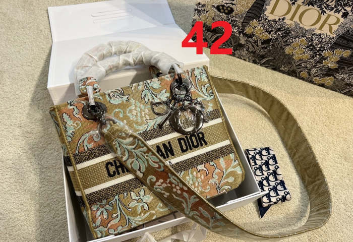 Embroidery bag ,5A , size 24cm ,no box, with the scarf, B130-41-43