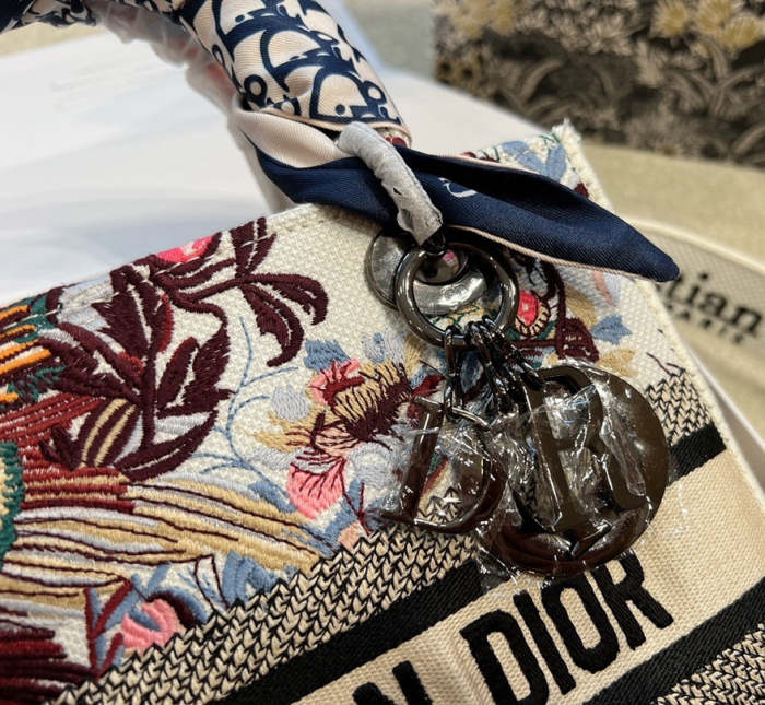 Embroidery bag ,5A , size 24cm ,no box, with the scarf, B130-41-43