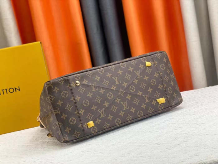 Leather  bag ,5A , size 46x32x24cm ,no box,  B110-118-119