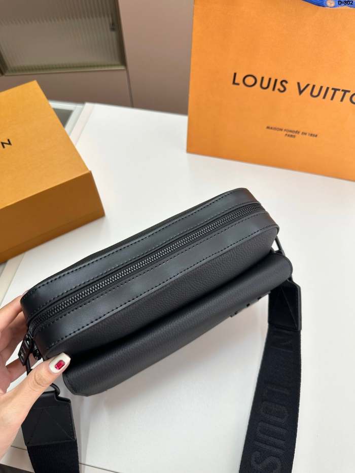 Leather  bag ,4A , size 27X7X17cm  ,no box, with dust bag,  B88-1658