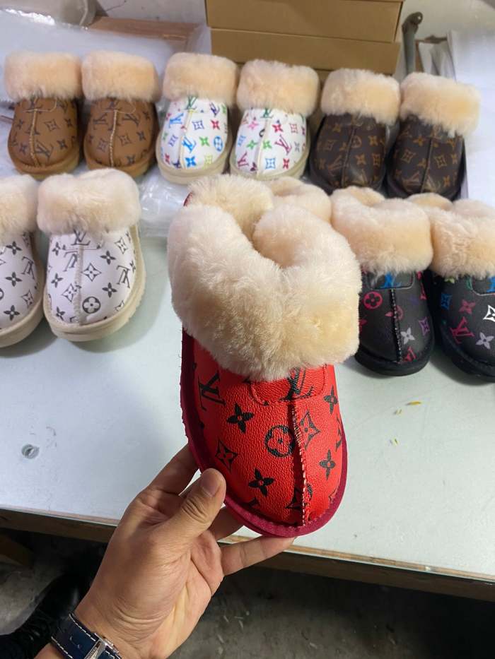 Women flat fur shoes, wih box, size 35-44, SS50-1404-1410