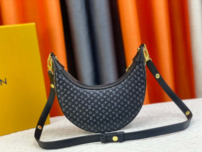 Leather bag ,5A ,size 23x13x6cm,no box, B130-57