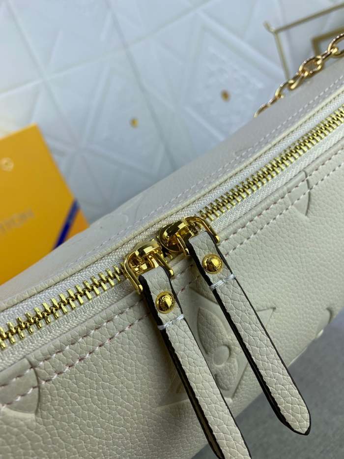 Leather bag ,5A ,no box,size 38X26X10cm,B110-167