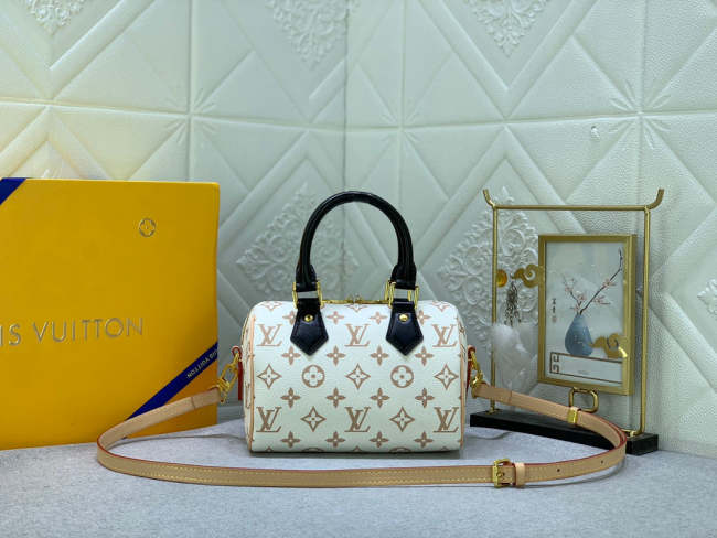 M46906, Leather bag ,5A , size 20.5X13.5X12cm ,no box, B88-1744