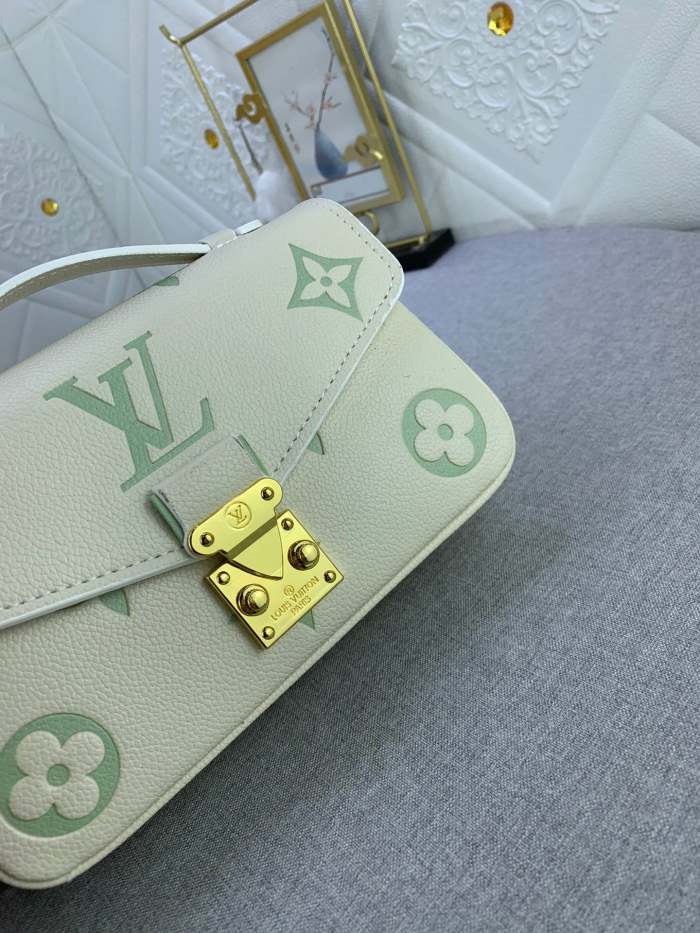 Canvas leather  bag ,5A,size 21.5x13.5x6cm, no box, B110-181