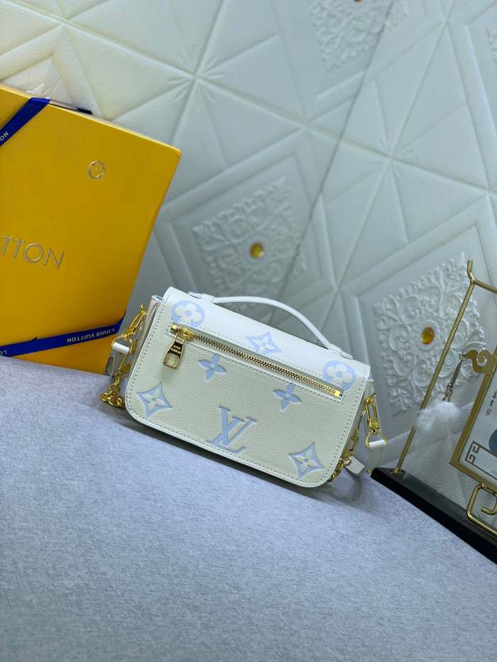 Canvas leather  bag ,5A,size 21.5x13.5x6cm, no box, B110-182
