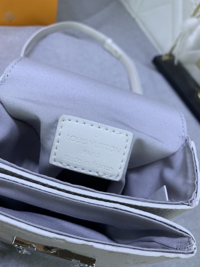 M81522, Leather bag ,5A , size 12x19x7cm ,no box,  B68-6095