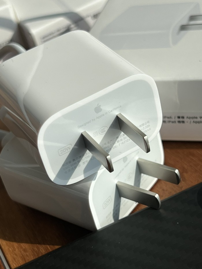 Iphone fast charger: charging head +1 meter long cable. 55% charge in 30 minutes,headset-8
