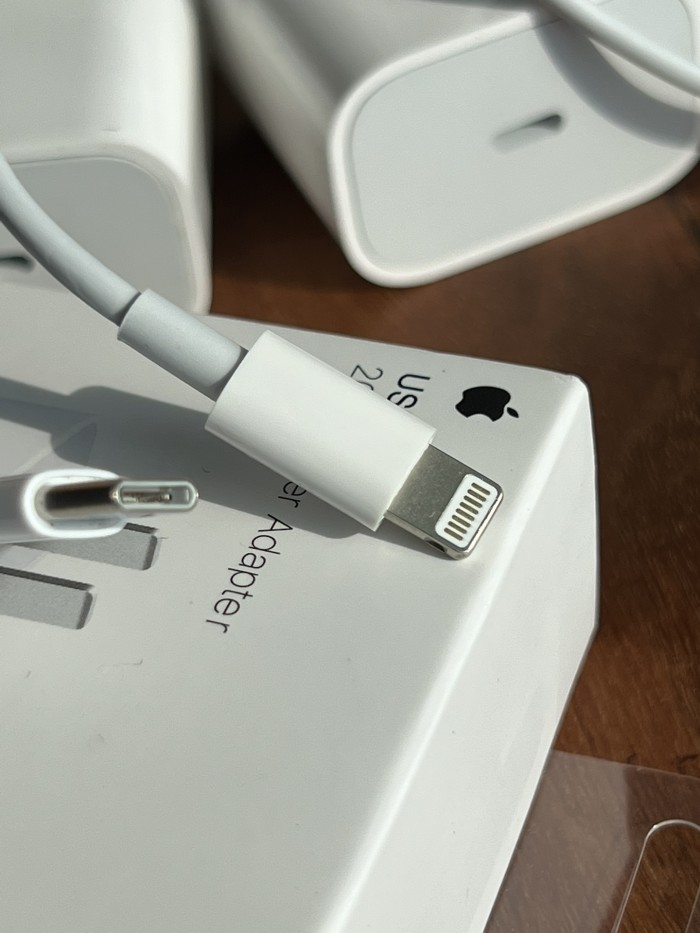 Iphone fast charger: charging head +1 meter long cable. 55% charge in 30 minutes,headset-8