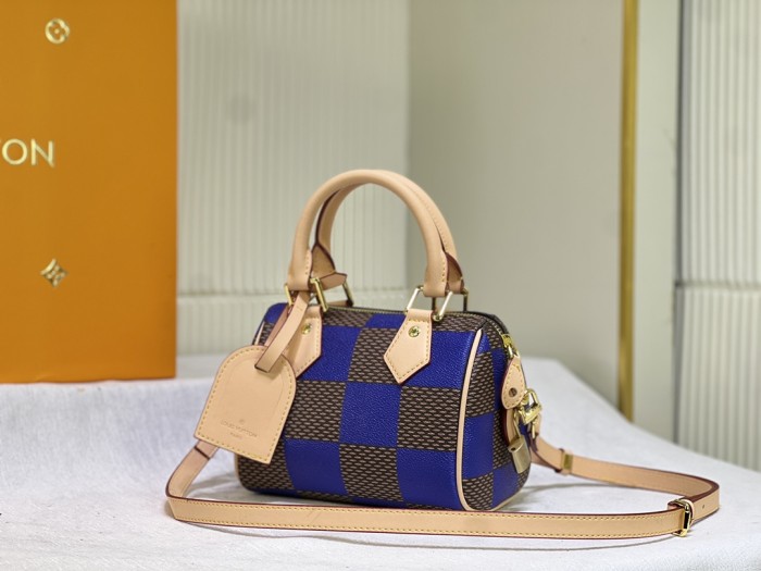 M40611，Leather bag ,5A , size 18x12x10cm ,no box,  B75-2976