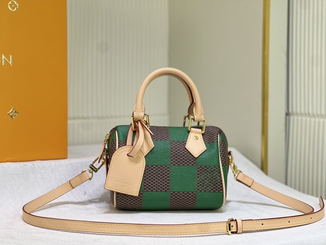 M40611,Leather bag ,5A , size 18x12x10cm ,no box, B75-2977