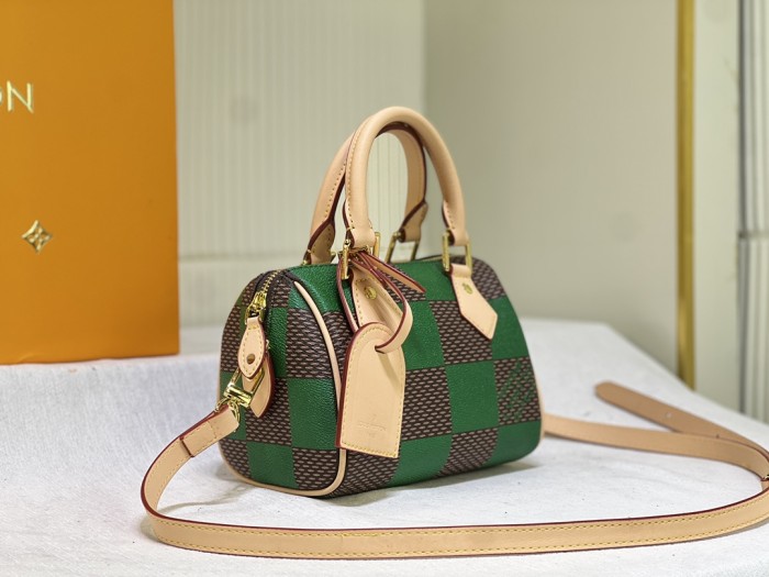 M40611，Leather bag ,5A , size 18x12x10cm ,no box,  B75-2977