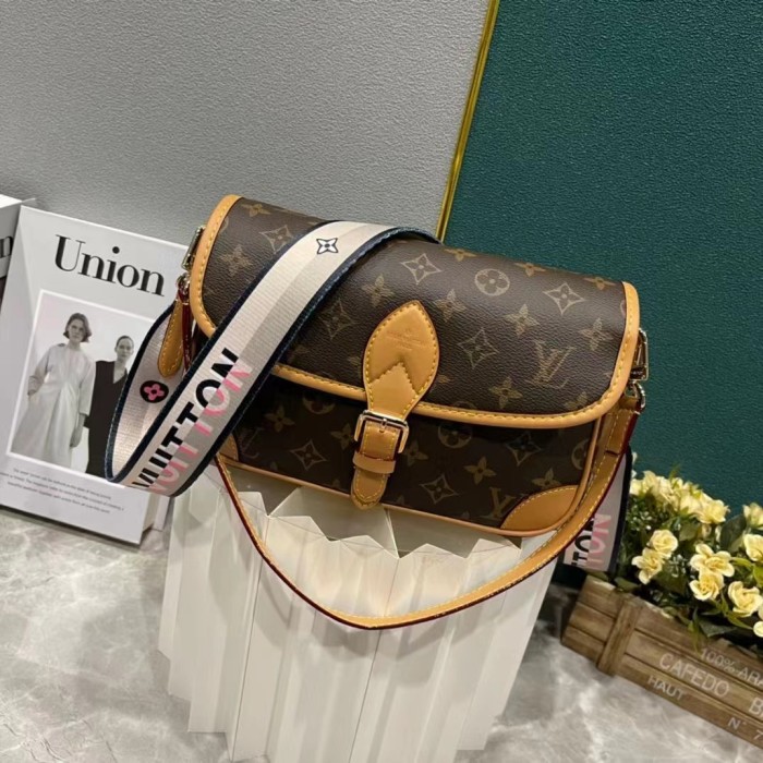 Canvas  leather  bag ,5A,size 24x15x9cm, no box, B110-258-260