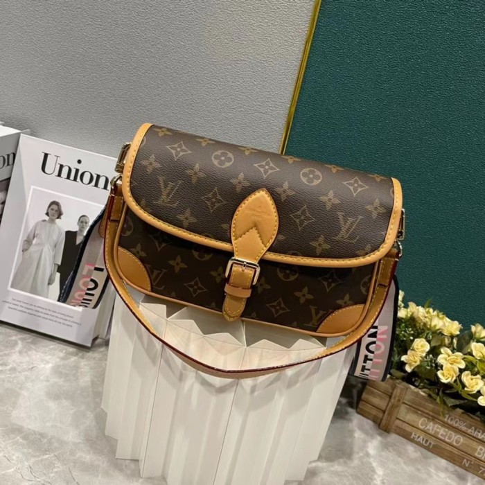 Canvas  leather  bag ,5A,size 24x15x9cm, no box, B110-258-260