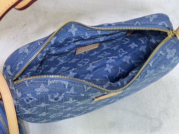 Leather and canvas bag ,5A , size 25x15x5cm,no box,  B88-1817