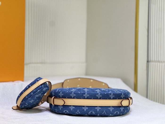 Leather and canvas bag ,5A , size 25x15x5cm,no box,  B88-1817