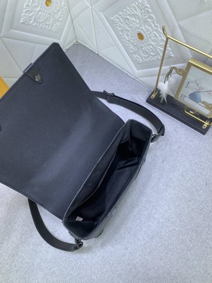 Leather bag ,5A ,size 24x18x5.5cm,no box,  B110-283