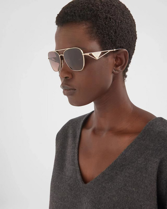 Blue light blocking sunglasses with the box and case ,G25-851-856