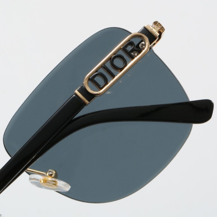 Blue light blocking sunglasses with the box and case ,G25-702-709