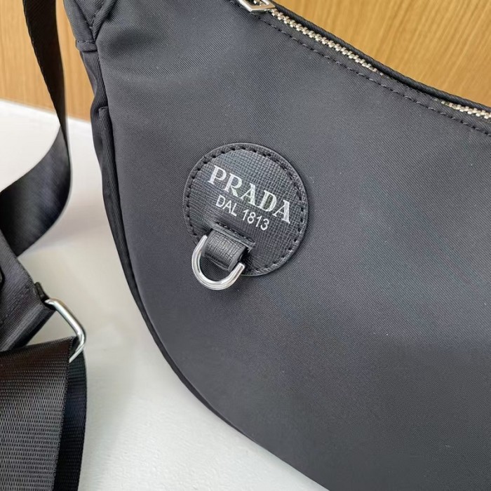 Nylon bag bag ,budget ,size 32x16x11cm,no box,  B35-102