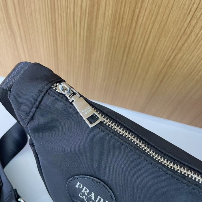 Nylon bag bag ,budget ,size 32x16x11cm,no box,  B35-102