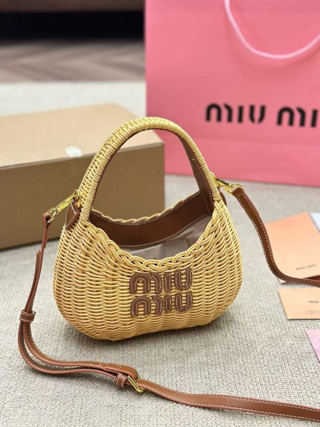 Weave a shoulder bag for women,4A quality,with box, size 12*12cm,B68-59