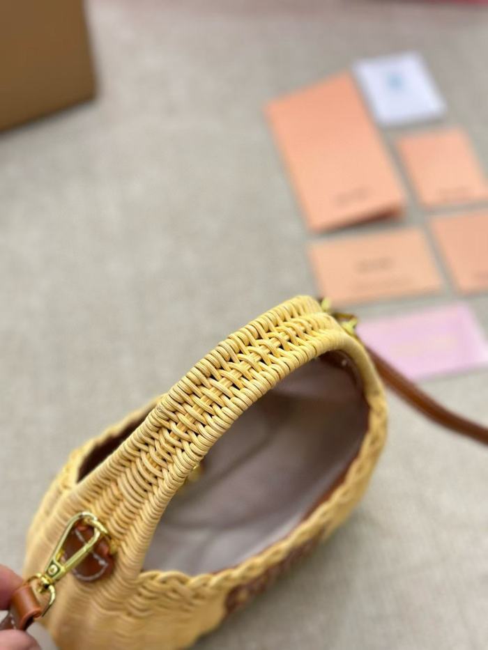 Weave a shoulder bag for women，4A quality，with box, size 12*12cm,B68-59