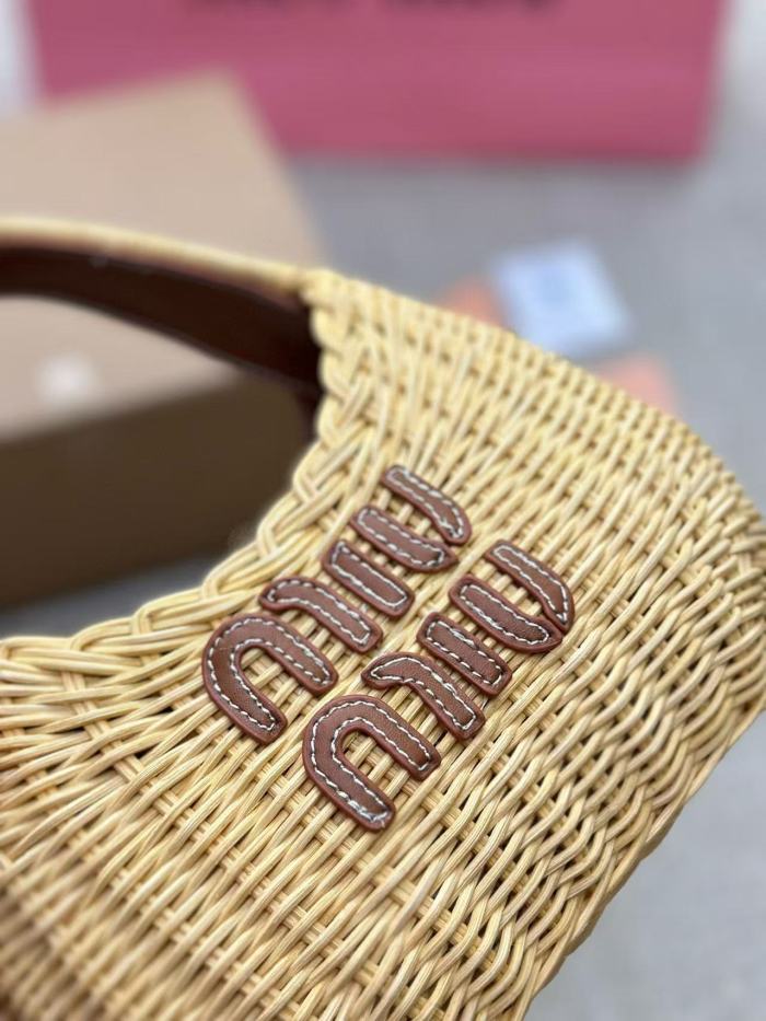 Weave a shoulder bag for women，4A quality，with box, size 12*12cm,B68-59