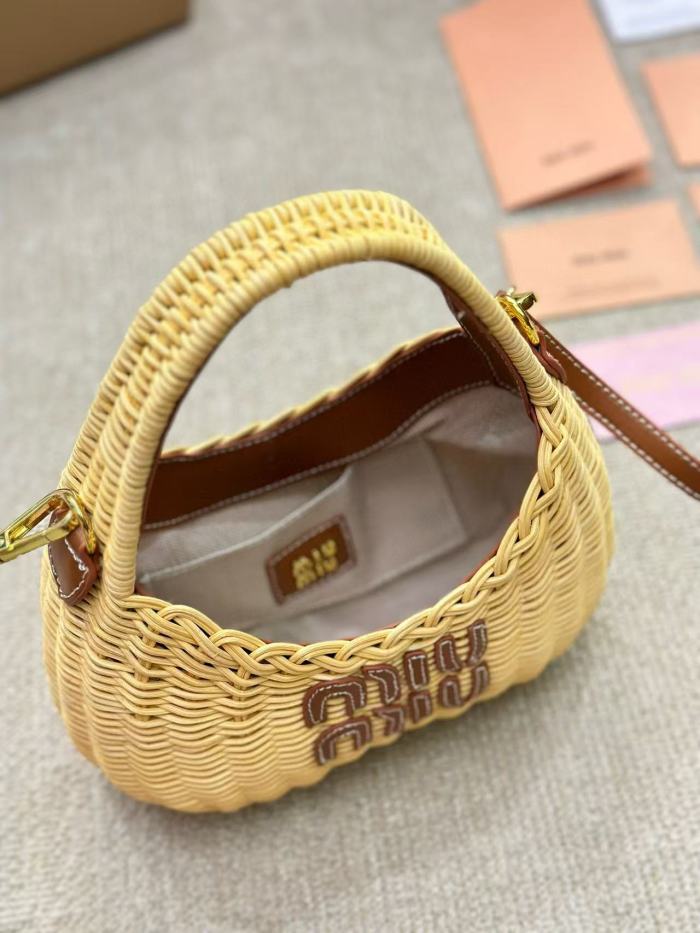 Weave a shoulder bag for women，4A quality，with box, size 12*12cm,B68-59