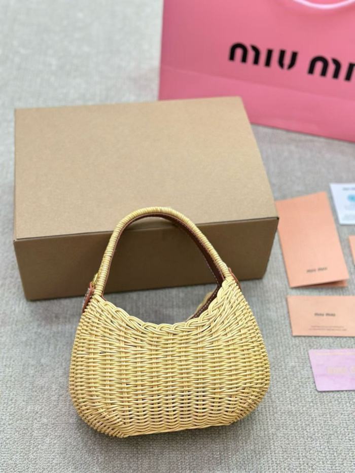 Weave a shoulder bag for women，4A quality，with box, size 12*12cm,B68-59